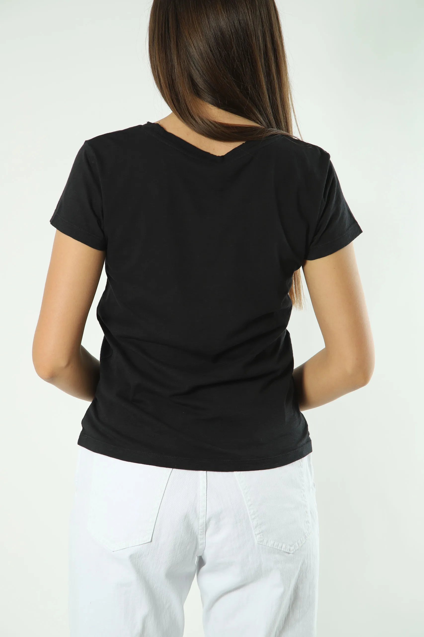 Camiseta negra con maxilogo bordado en strass