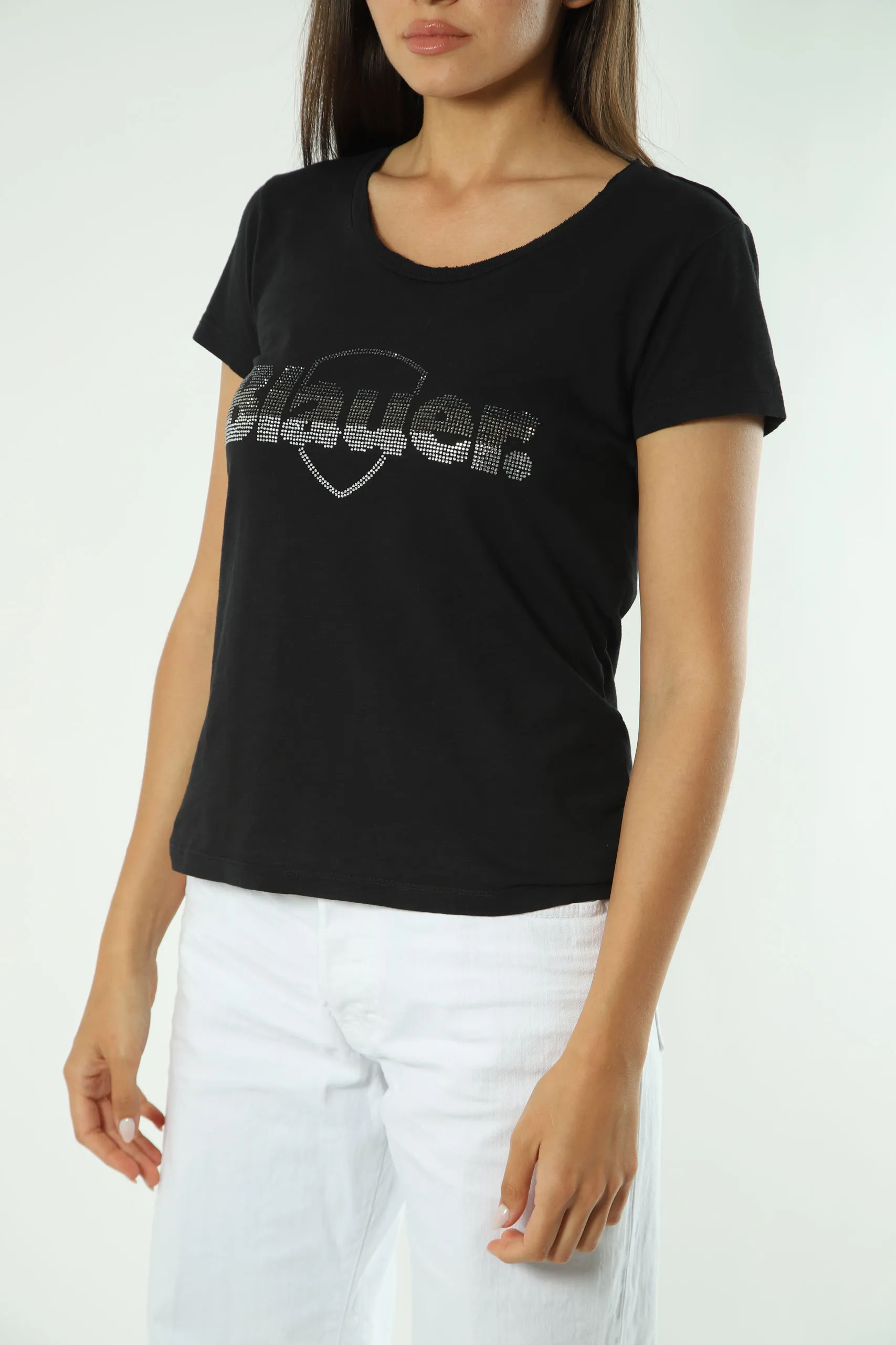 Camiseta negra con maxilogo bordado en strass