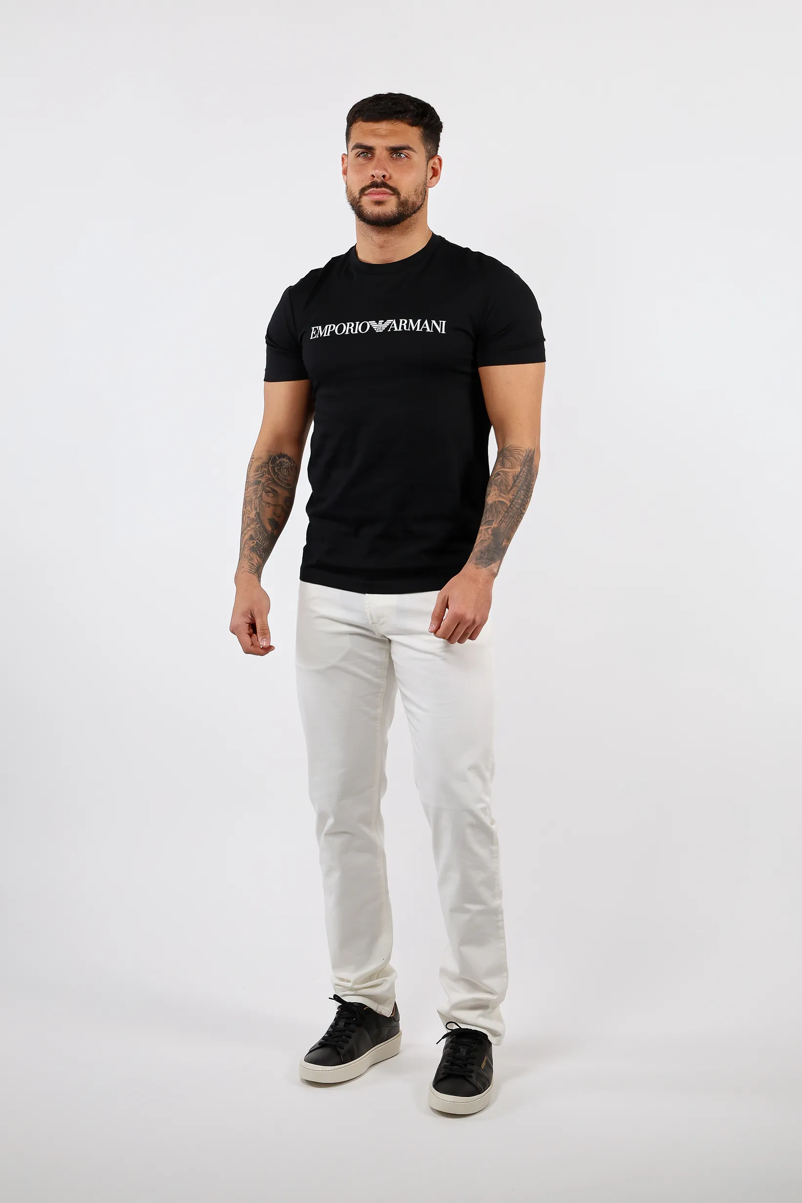 Camiseta negra con maxilogo letras blancas