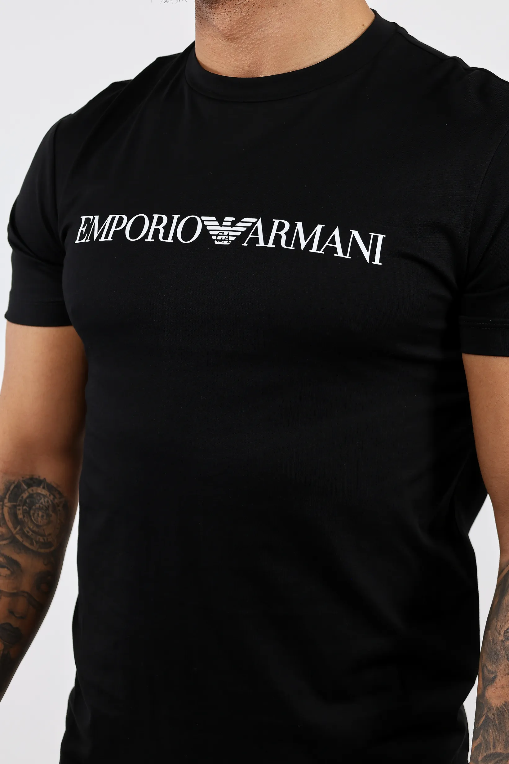 Camiseta negra con maxilogo letras blancas