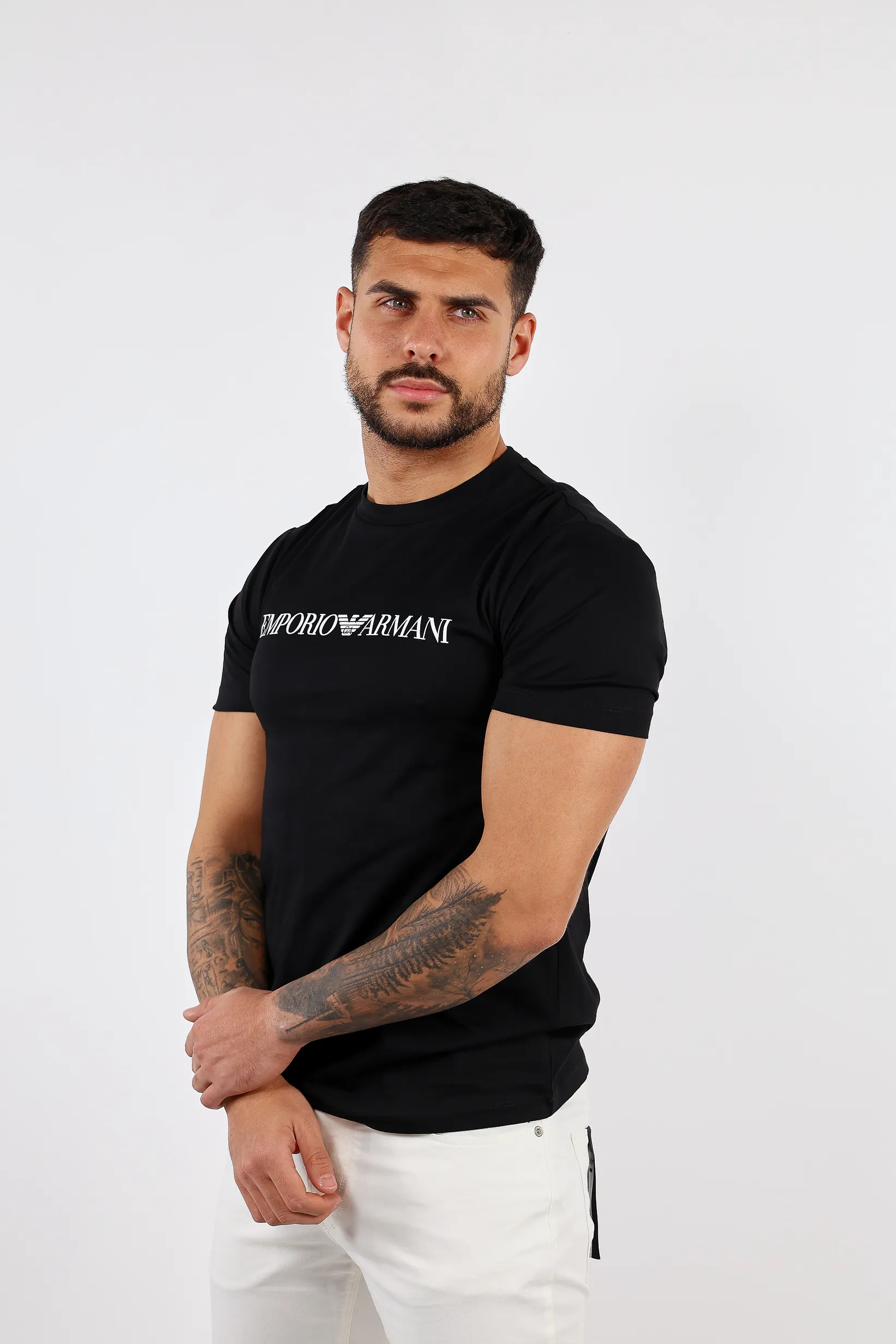Camiseta negra con maxilogo letras blancas