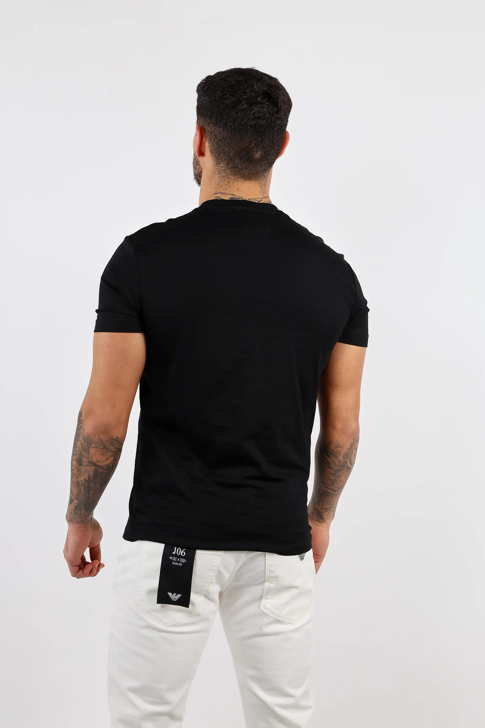 Camiseta negra con maxilogo letras blancas