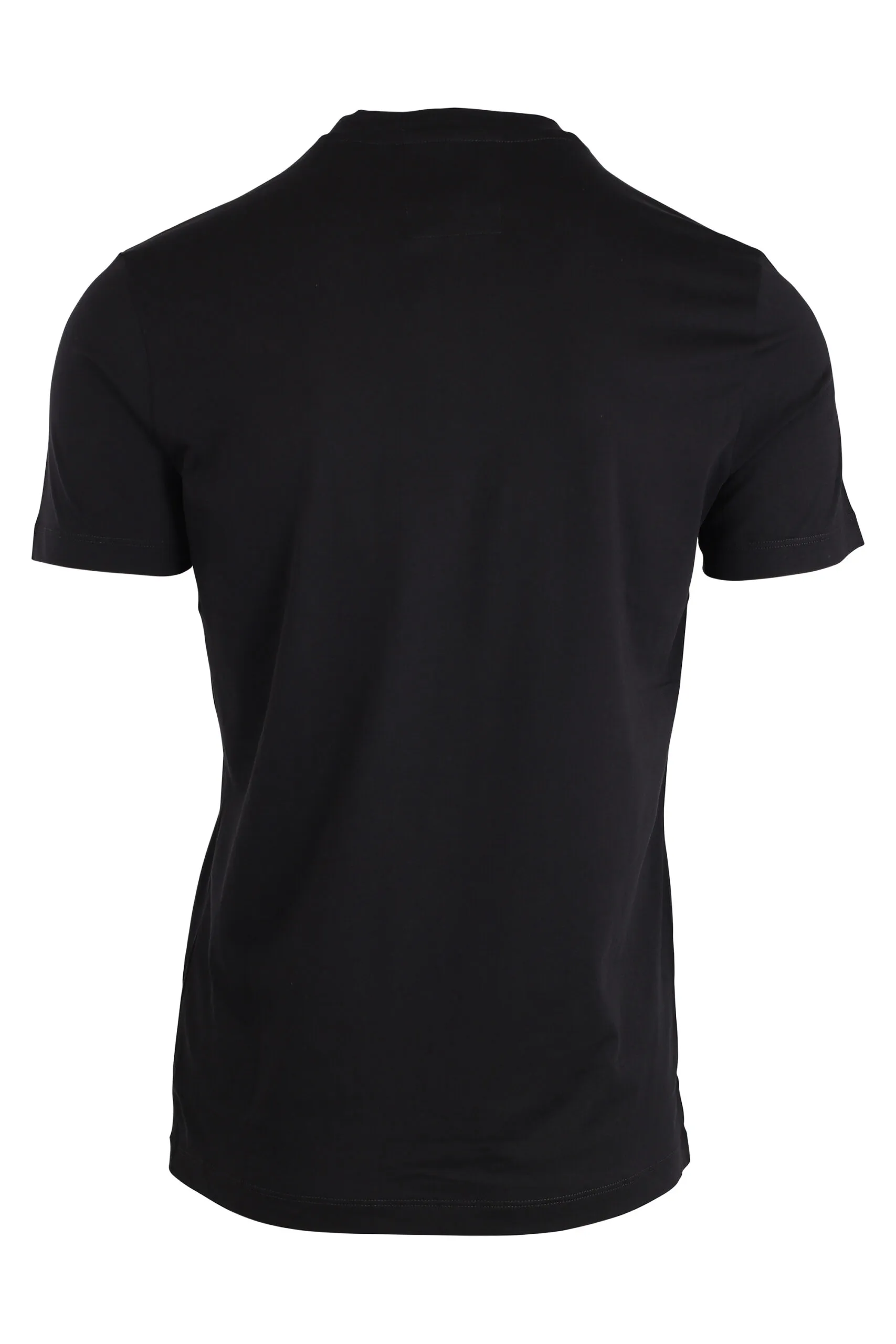 Camiseta negra con maxilogo letras blancas