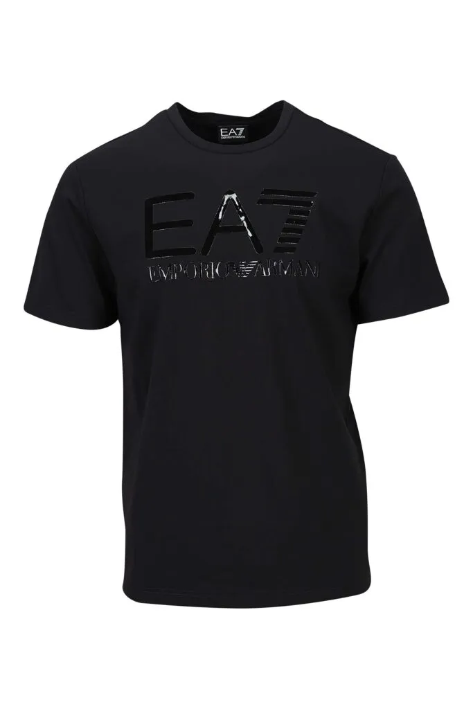 Camiseta negra con maxilogo monocromático 