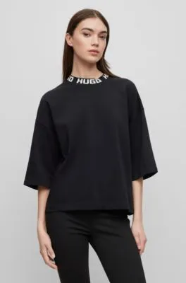 Camiseta relaxed fit en punto de algodón con logo en el cuello