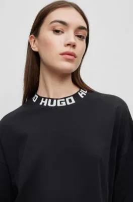 Camiseta relaxed fit en punto de algodón con logo en el cuello