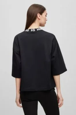 Camiseta relaxed fit en punto de algodón con logo en el cuello