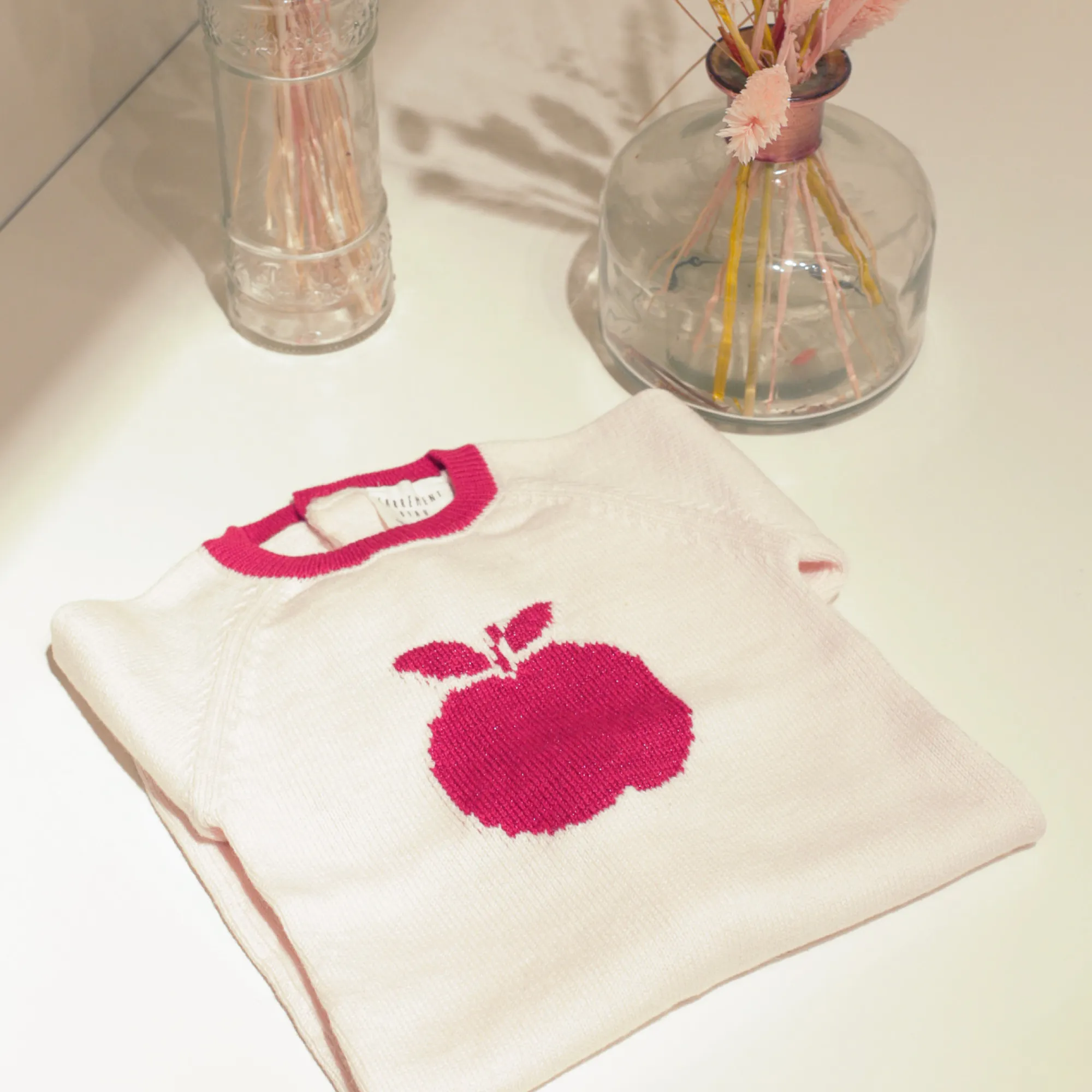 CARREMENT BEAU Mono de punto con manzana