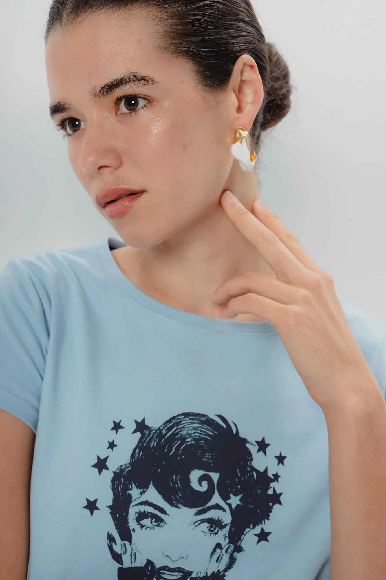 Dolores Promesas Camiseta Ilustrada Celeste Dolores