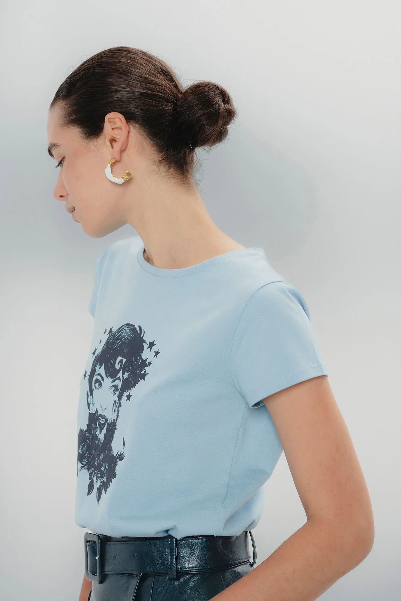Dolores Promesas Camiseta Ilustrada Celeste Dolores