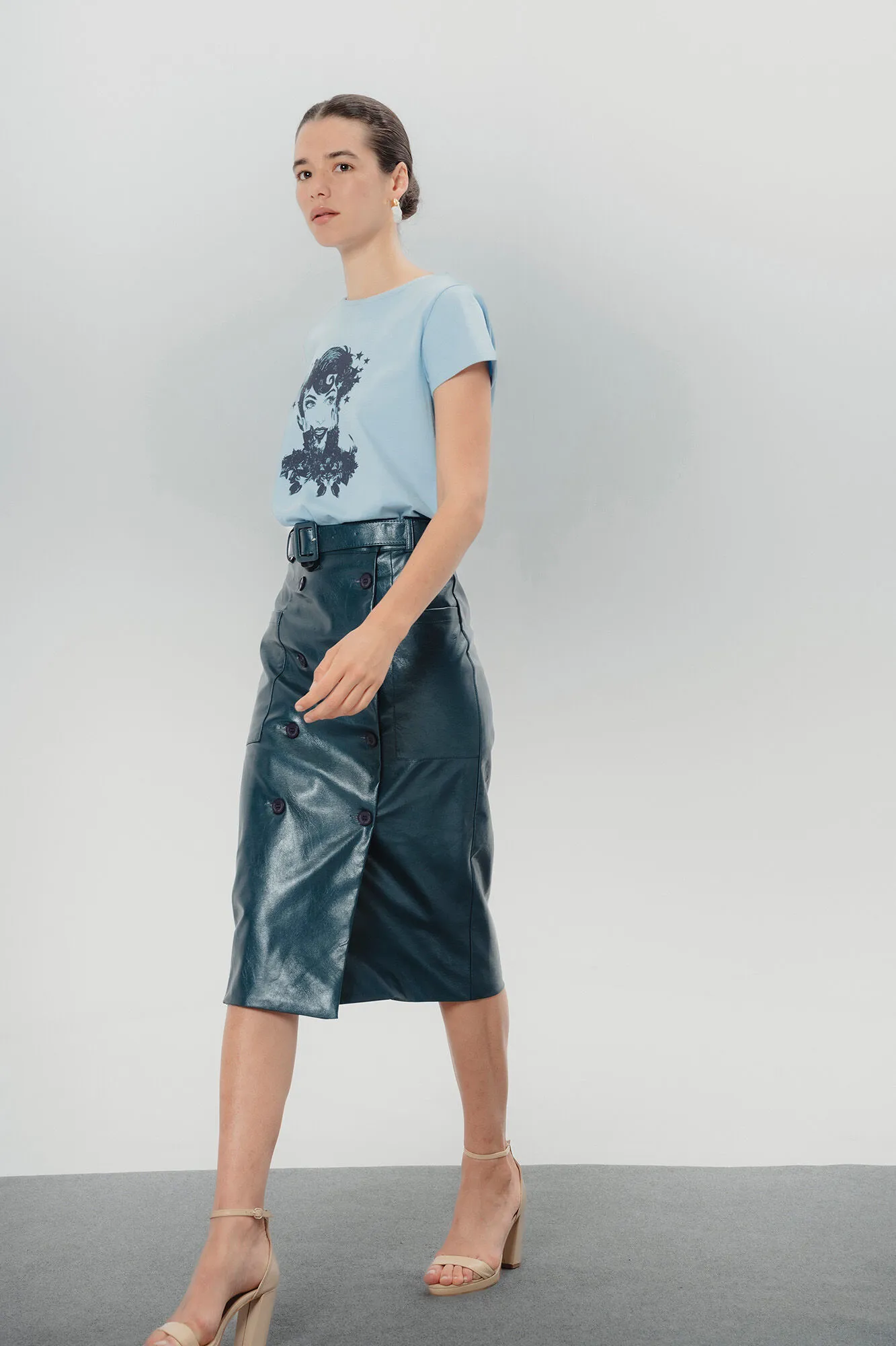 Dolores Promesas Camiseta Ilustrada Celeste Dolores