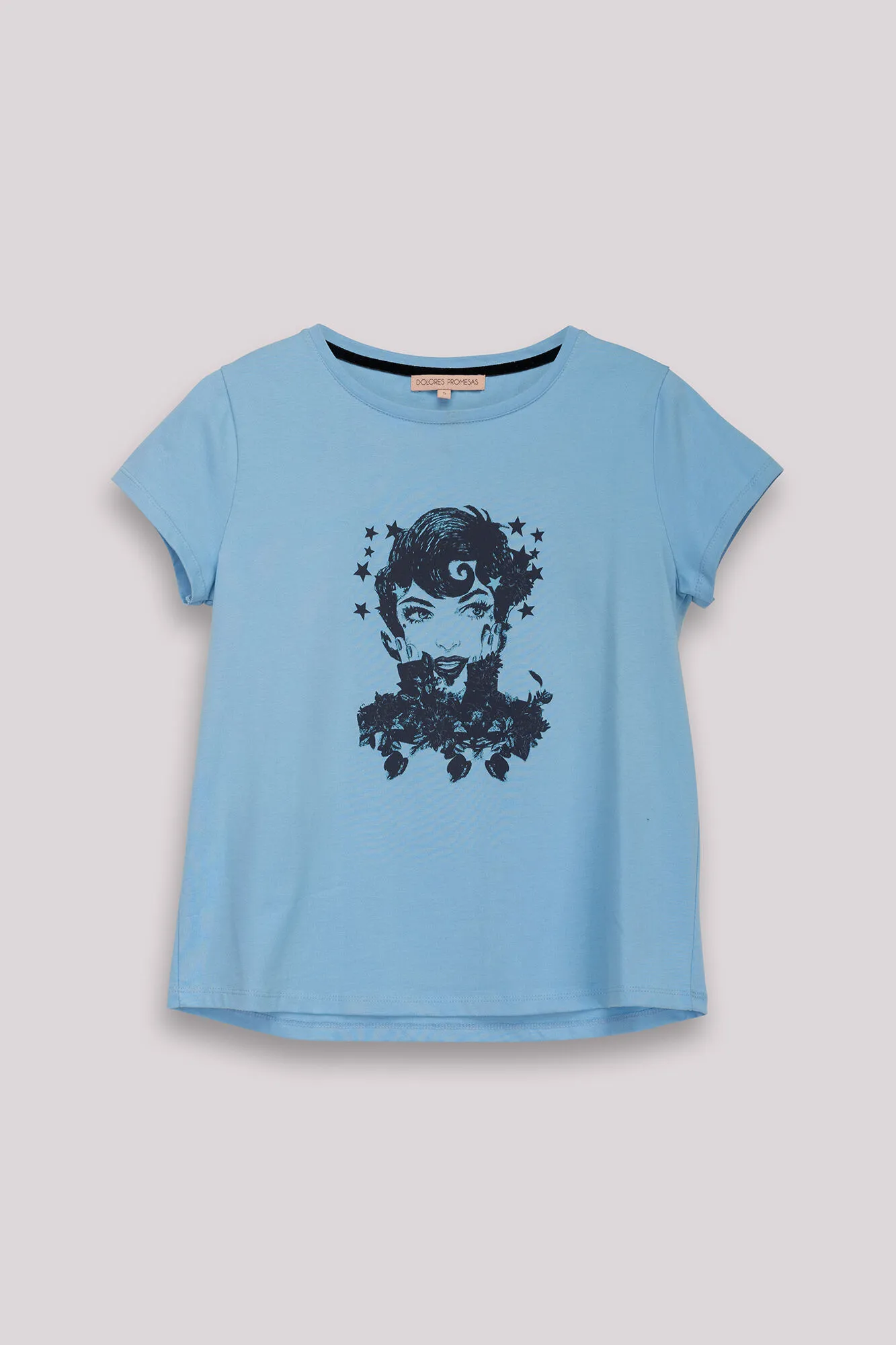 Dolores Promesas Camiseta Ilustrada Celeste Dolores