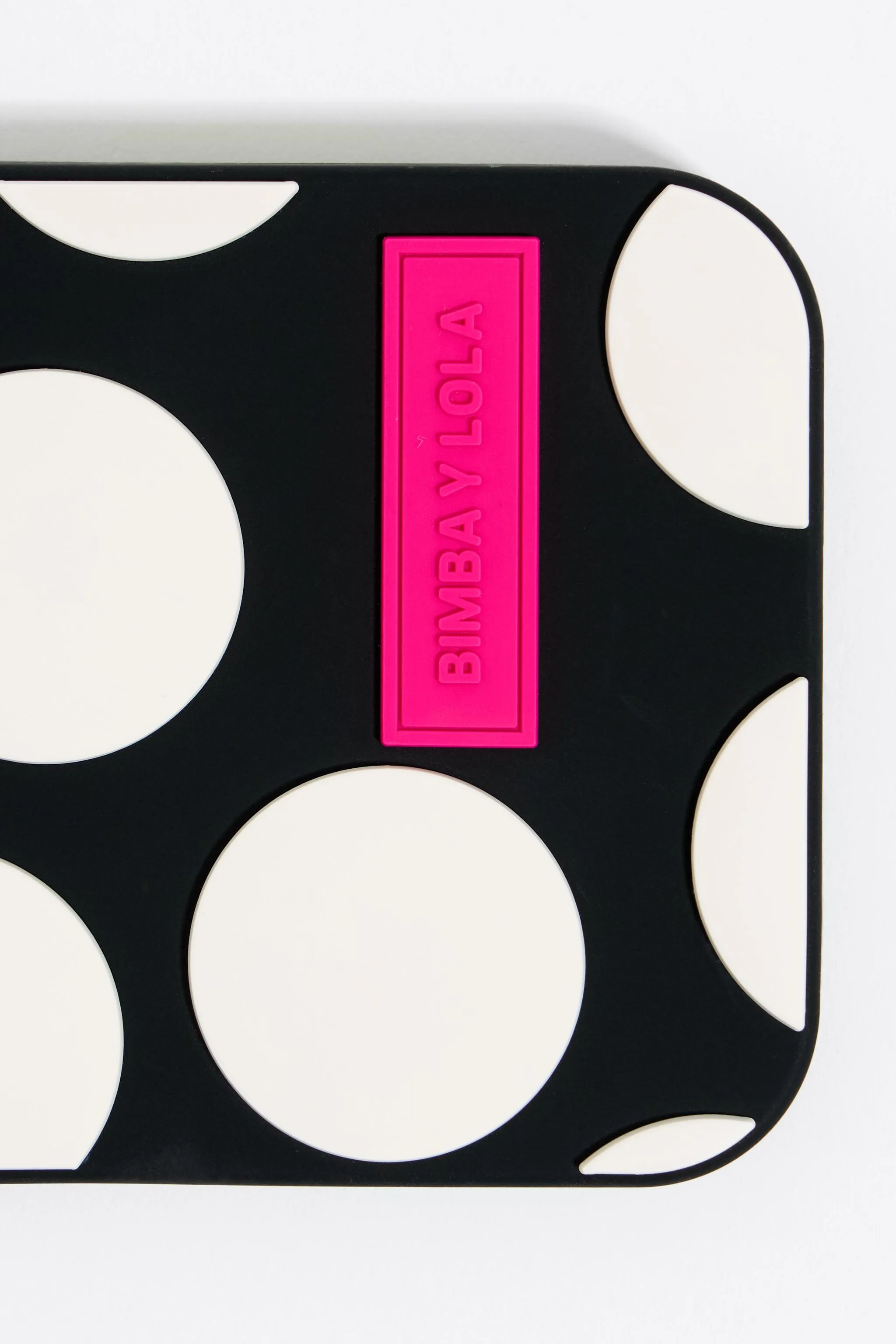 Funda iPhone 15 Pro Max silicona dots negra