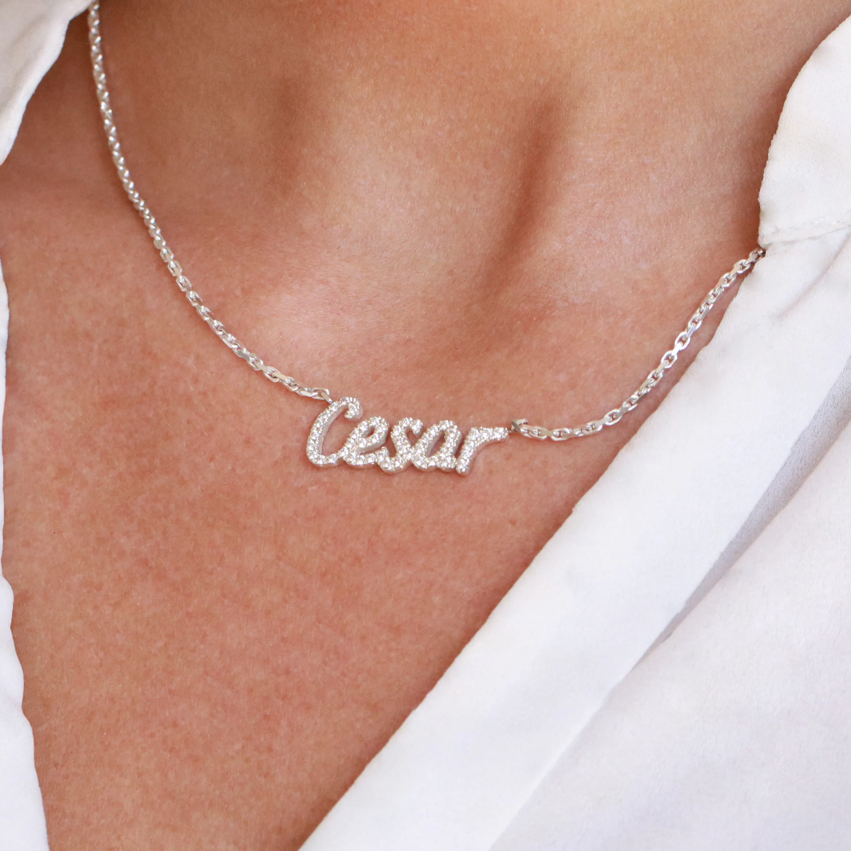 Gargantilla personalizada con nombre en oro de 18 qt con diamantes redondos 