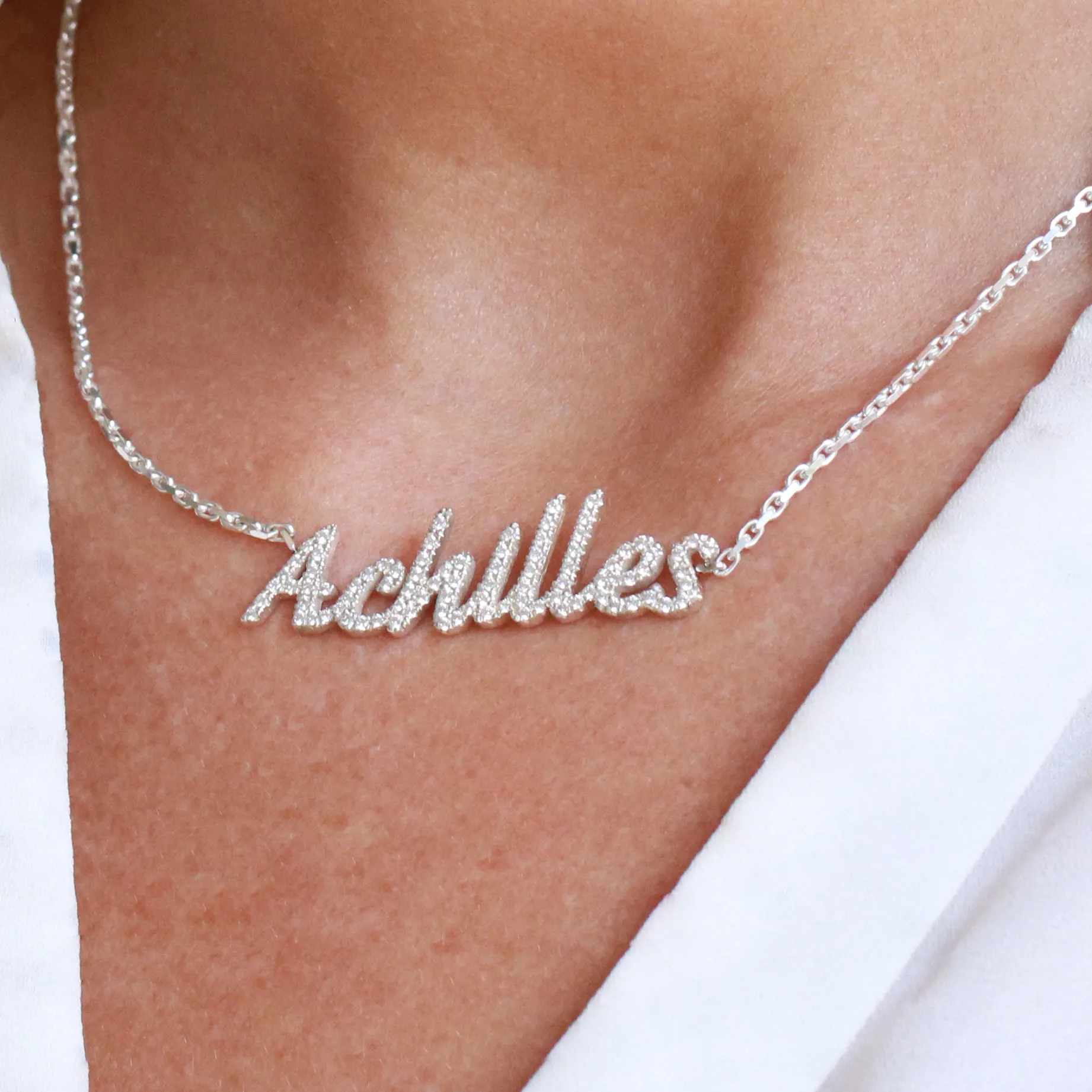 Gargantilla personalizada con nombre en oro de 18 qt con diamantes redondos 