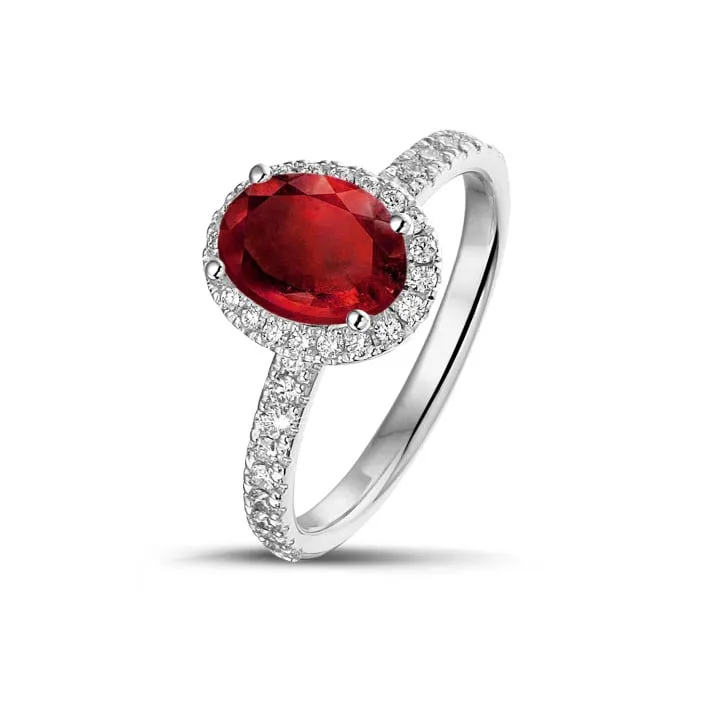 Halo anillo en oro blanco con rubí ovalado y diamantes redondos 