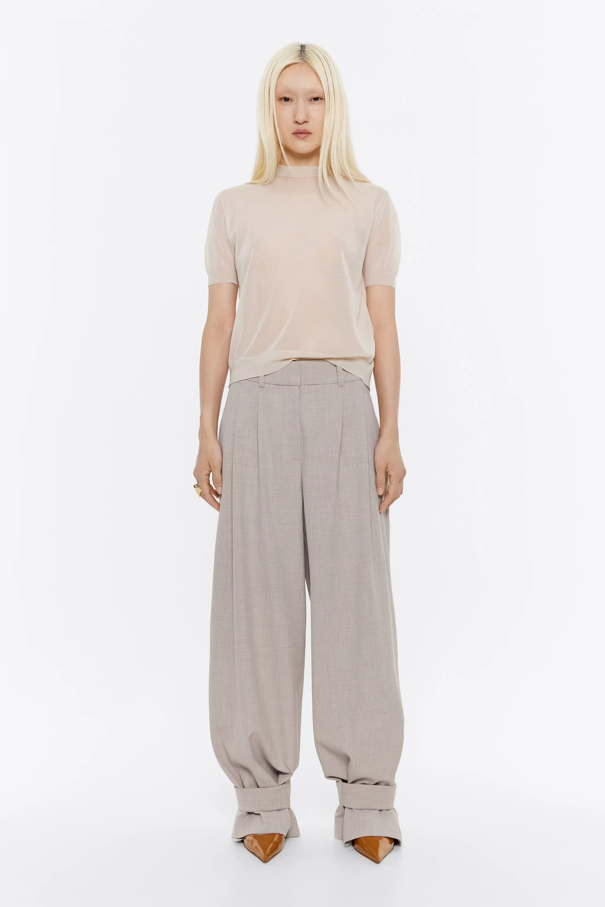 Pantalón carrot trabillas beige