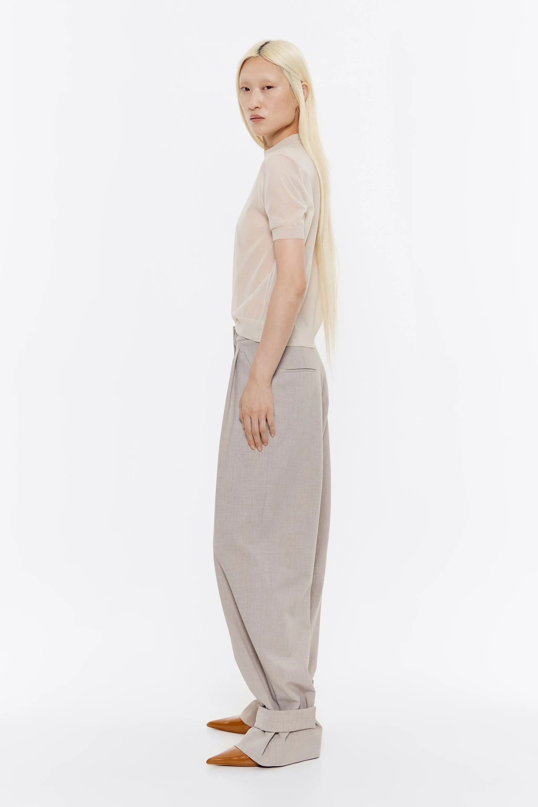 Pantalón carrot trabillas beige