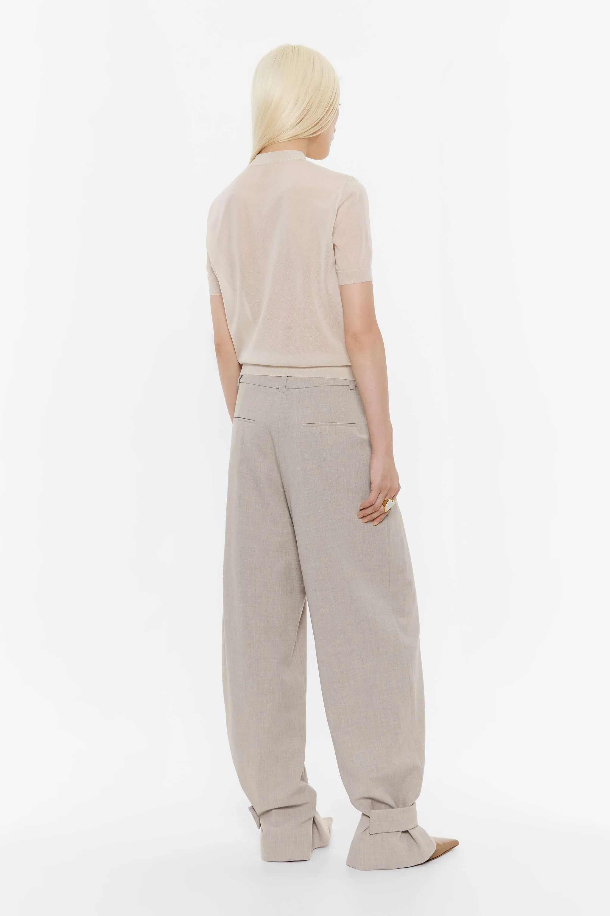 Pantalón carrot trabillas beige