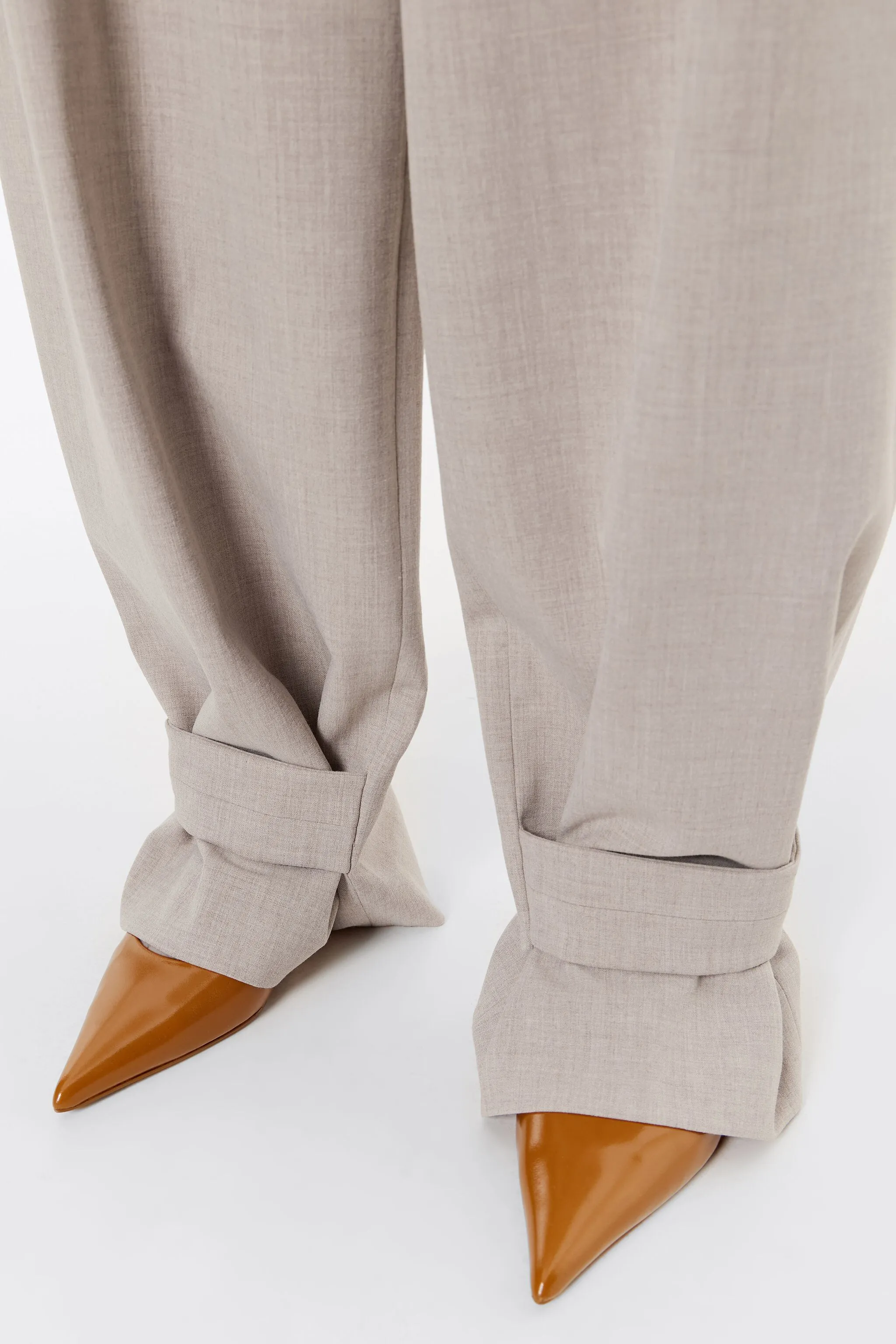 Pantalón carrot trabillas beige