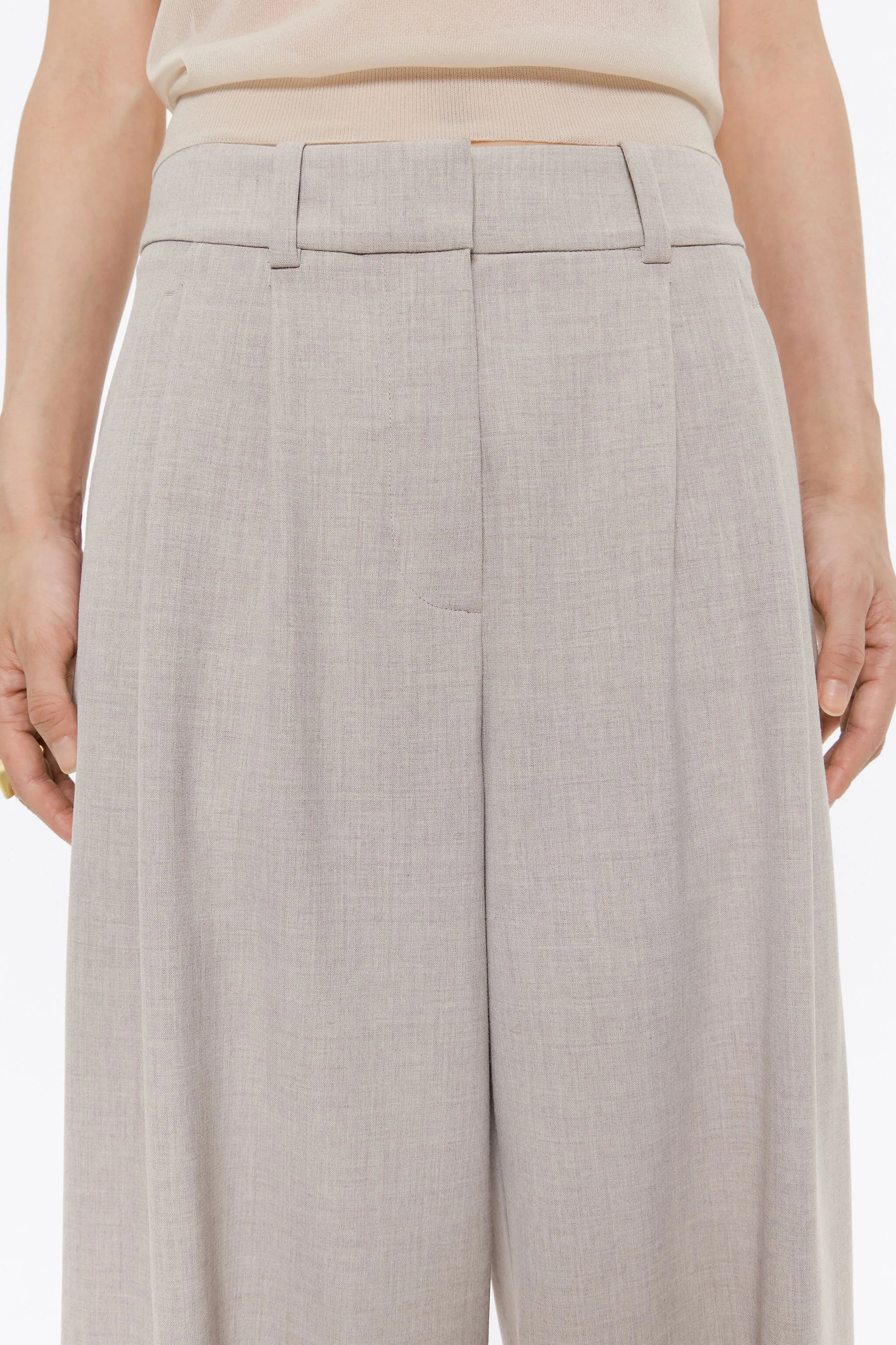 Pantalón carrot trabillas beige