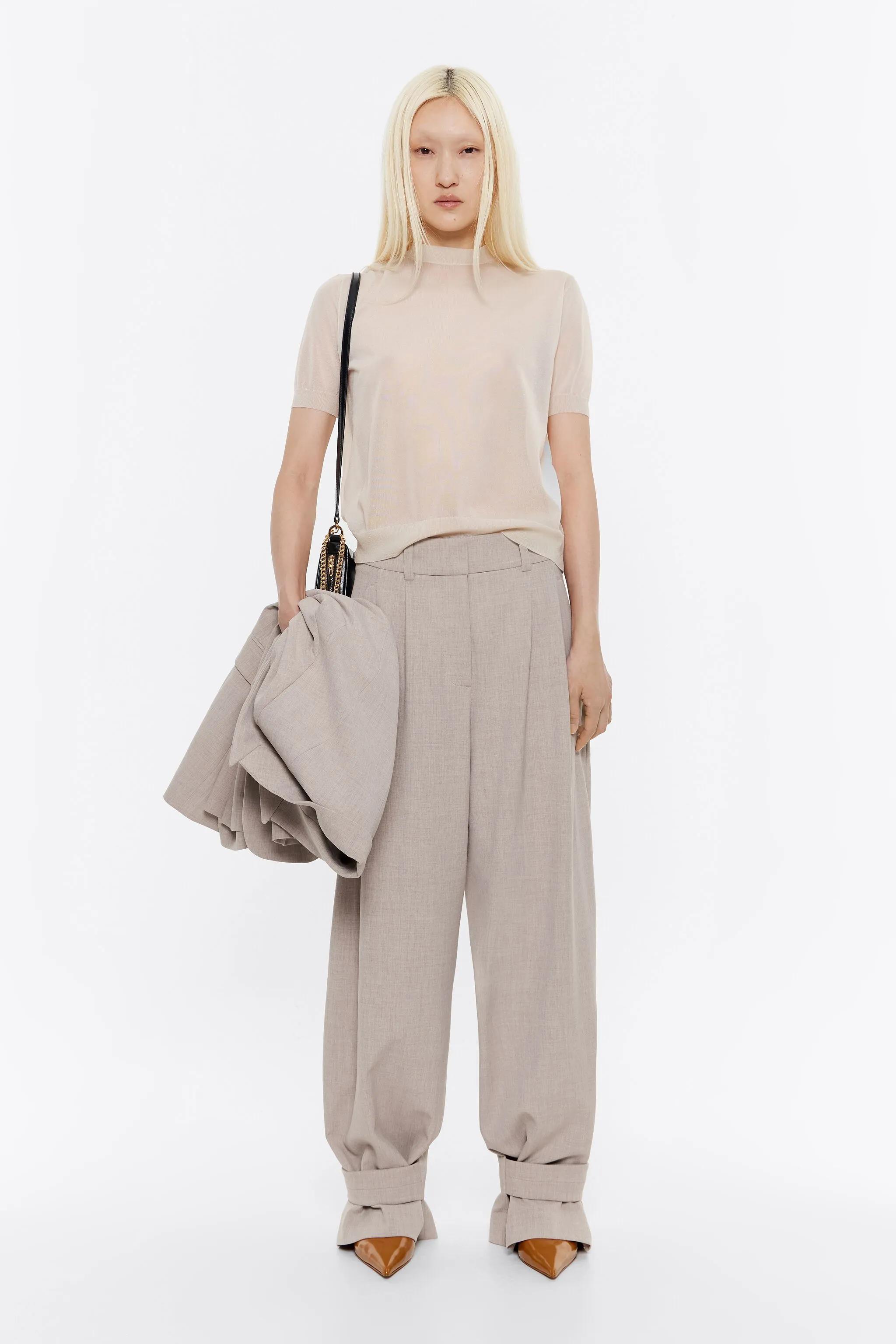 Pantalón carrot trabillas beige