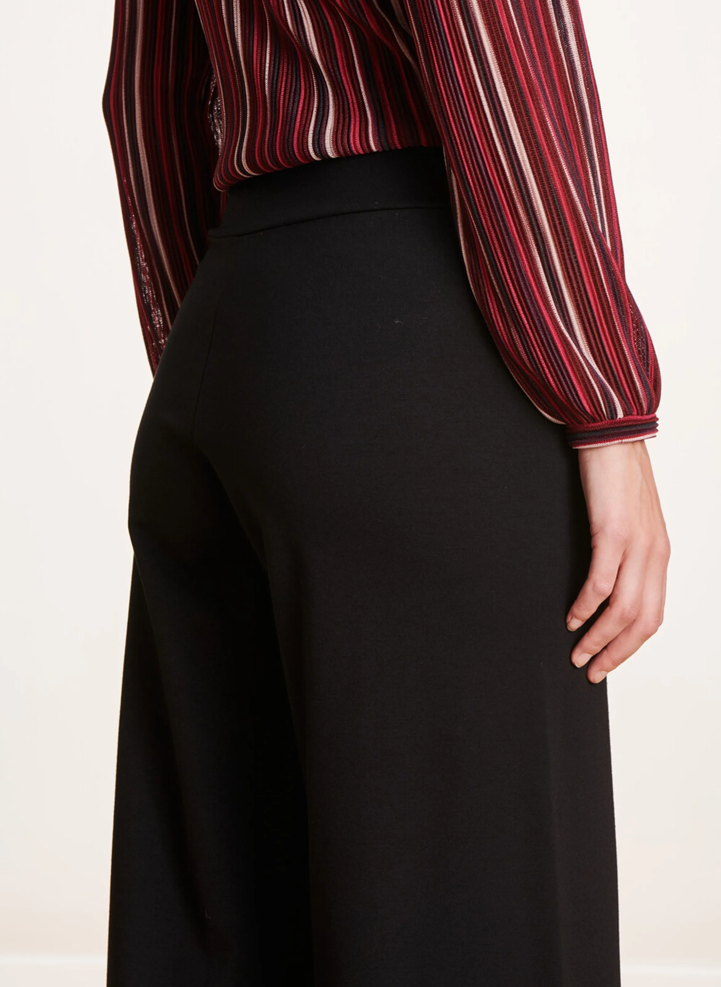 Pantalón ancho tobillero en negro