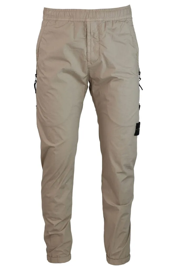 Pantalón beige con parche