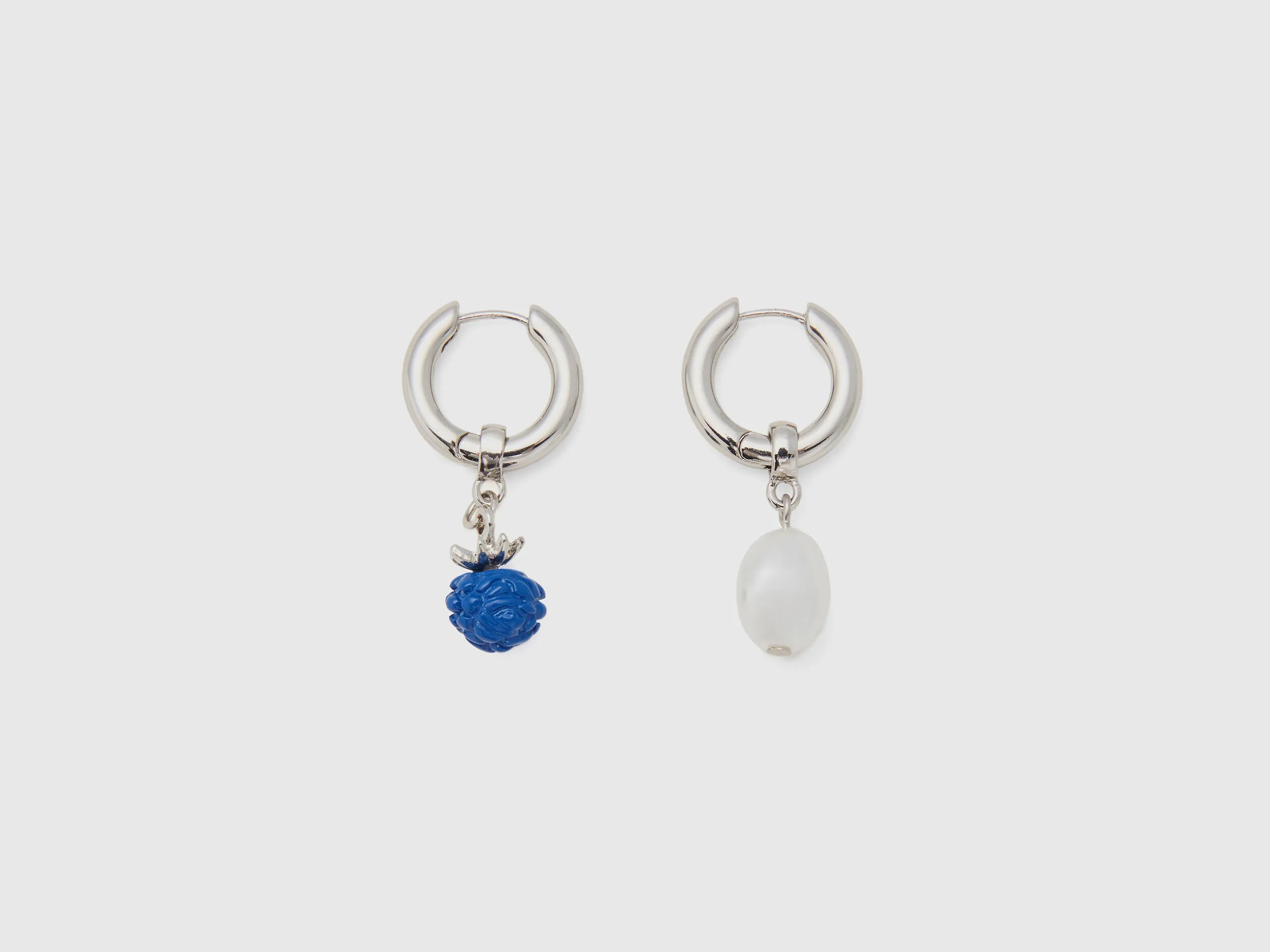 Pendientes con colgante de mora azul y perla blanca