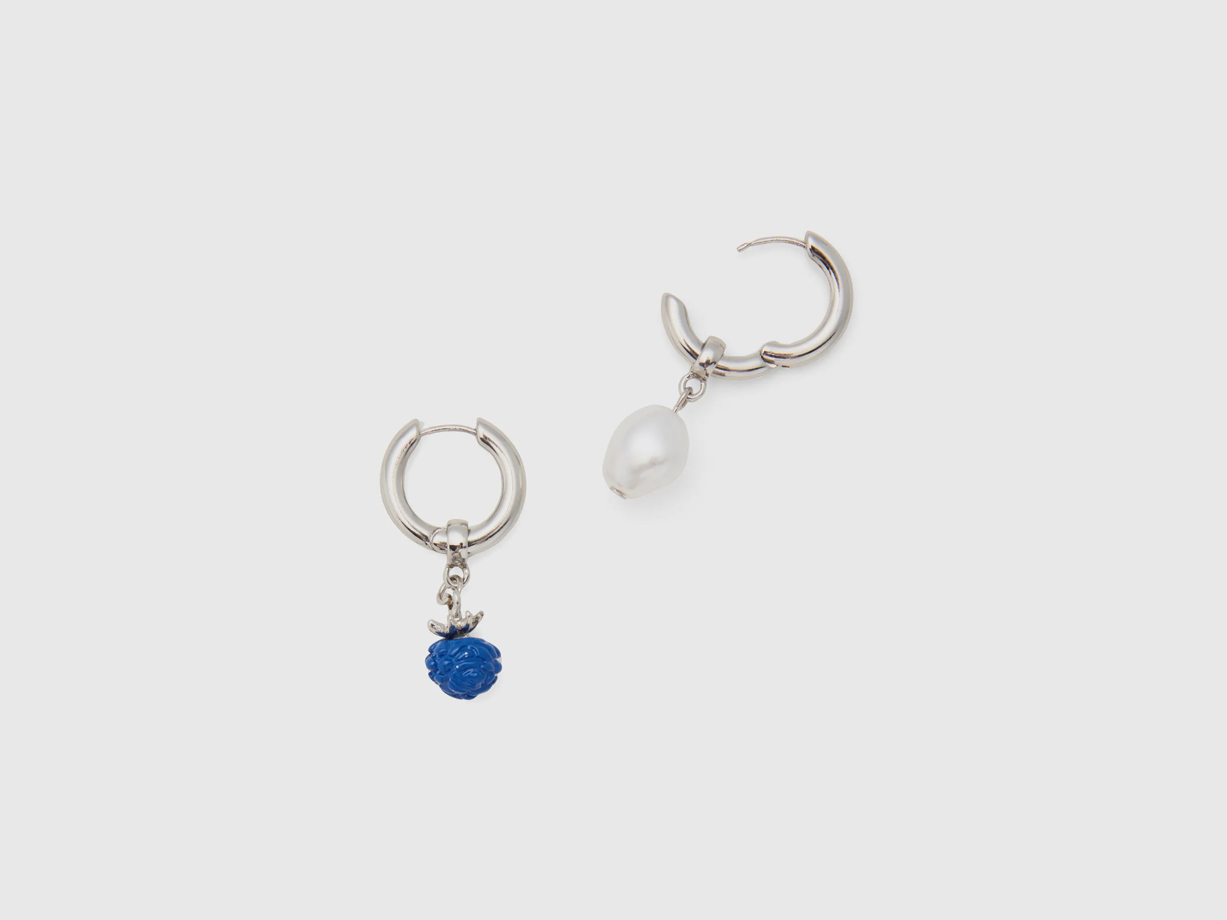 Pendientes con colgante de mora azul y perla blanca