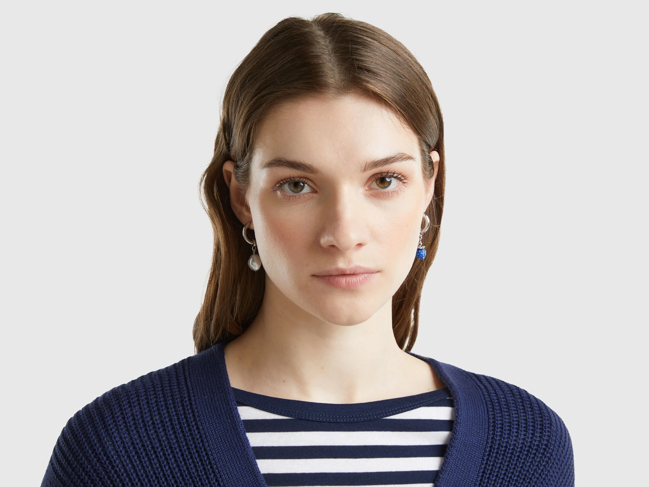 Pendientes con colgante de mora azul y perla blanca