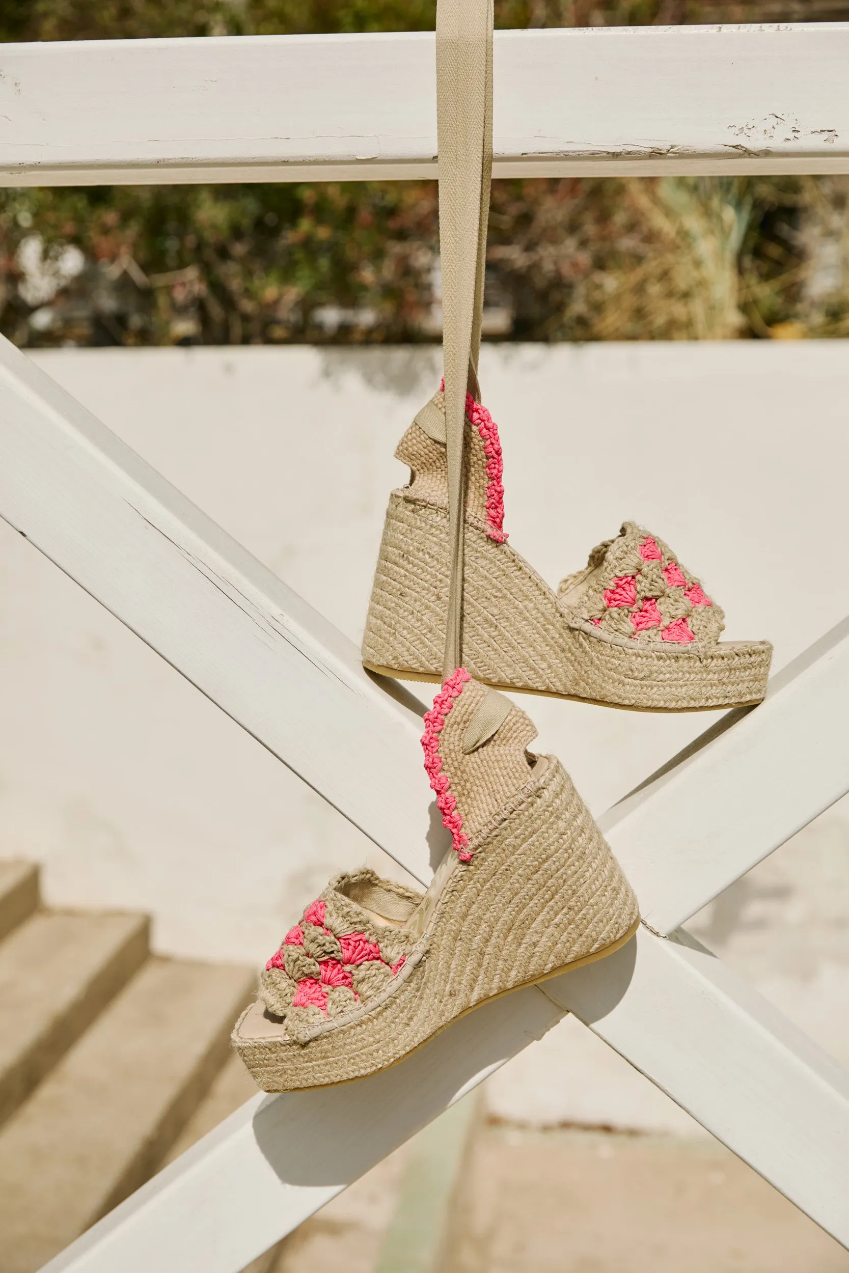 Sandalia cintas ganchillo fluor fuxia