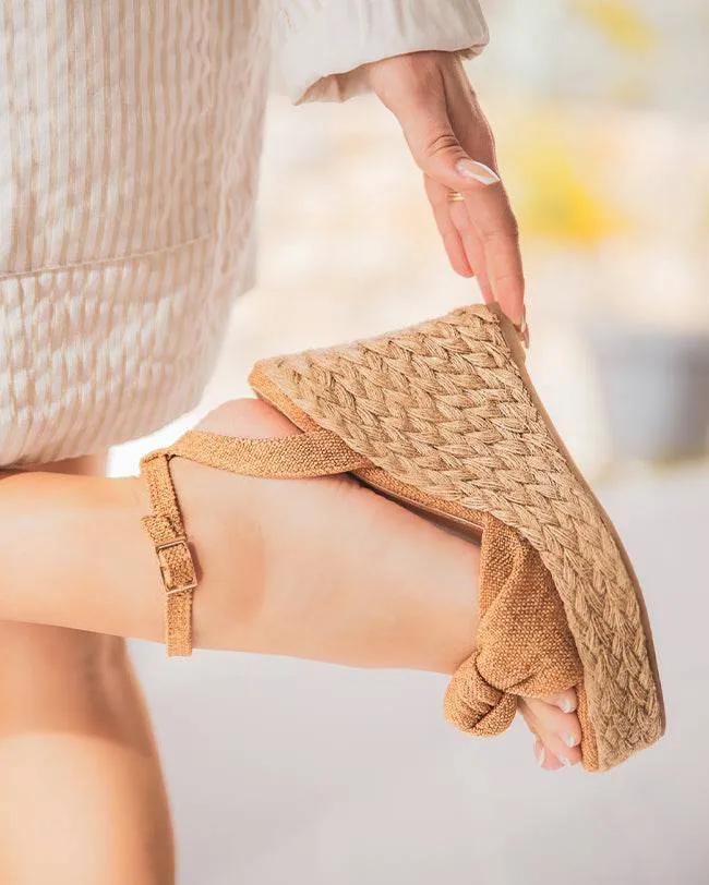 SANDALIA DE CUñA PARA MUJER EN COLOR CAMEL  FARAH
