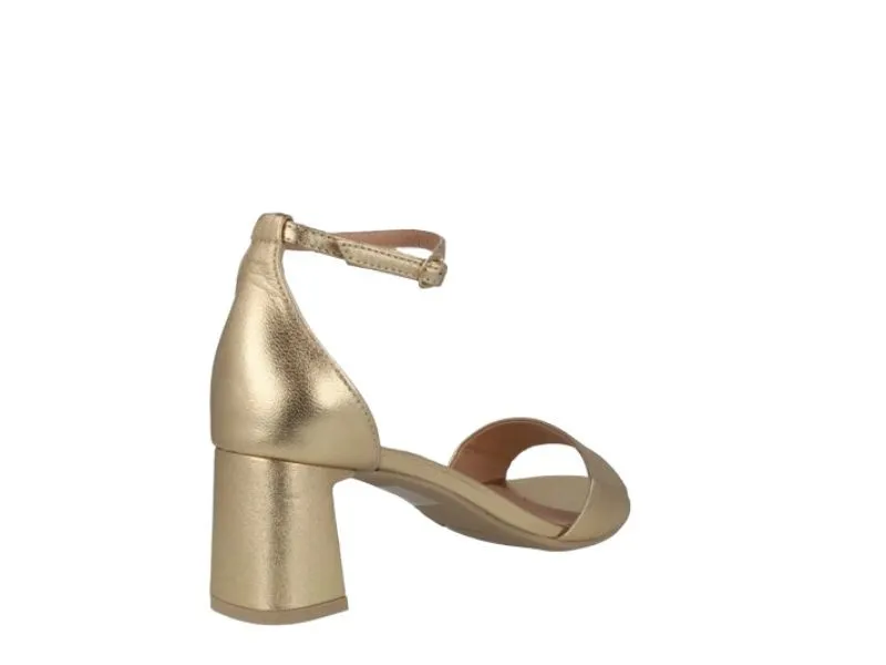 SANDALIA DE TACON LAYNA VEXED EN COLOR ORO