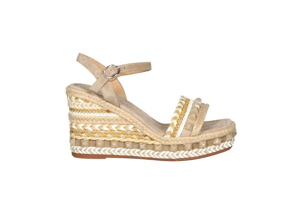 Sandalia Nobuck Taupe Pala Tiras Trenzadas y Tachas Taupe CuÑa Alta