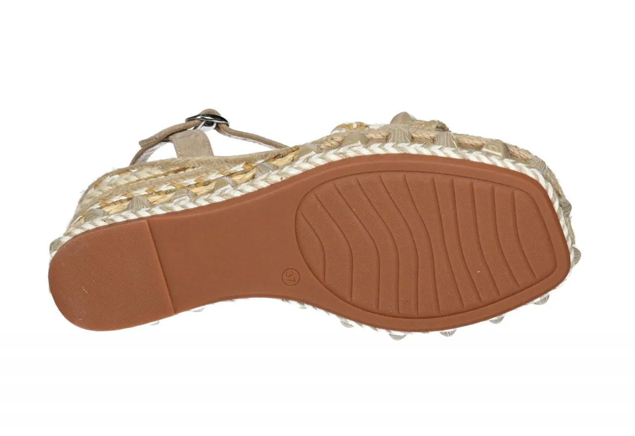 Sandalia Nobuck Taupe Pala Tiras Trenzadas y Tachas Taupe CuÑa Alta
