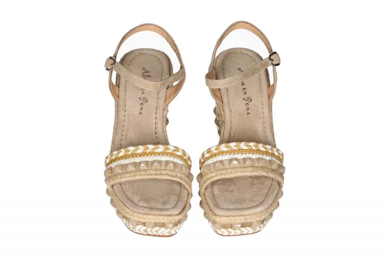 Sandalia Nobuck Taupe Pala Tiras Trenzadas y Tachas Taupe CuÑa Alta