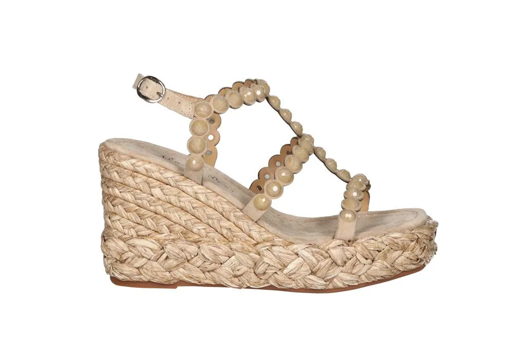 Sandalia Nobuck Taupe Tiras Tachas Redondas CuÑa Alta Esparto