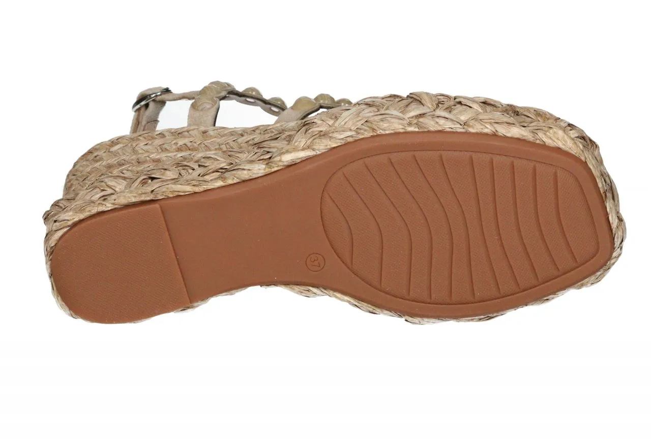 Sandalia Nobuck Taupe Tiras Tachas Redondas CuÑa Alta Esparto