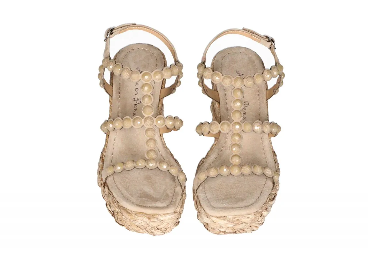 Sandalia Nobuck Taupe Tiras Tachas Redondas CuÑa Alta Esparto