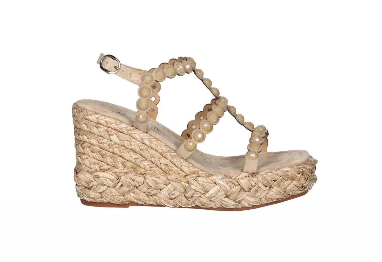 Sandalia Nobuck Taupe Tiras Tachas Redondas CuÑa Alta Esparto