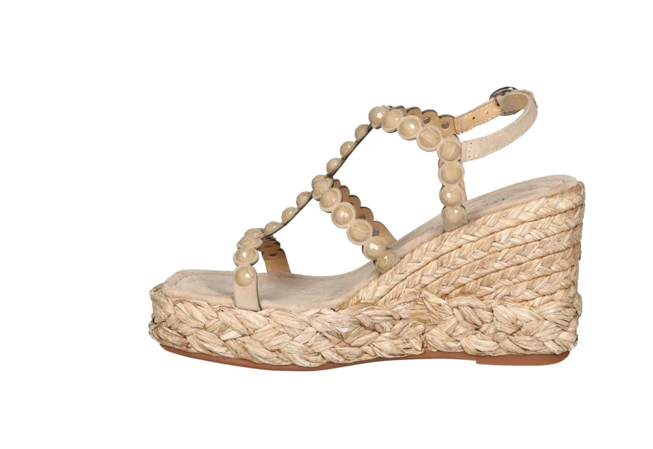 Sandalia Nobuck Taupe Tiras Tachas Redondas CuÑa Alta Esparto