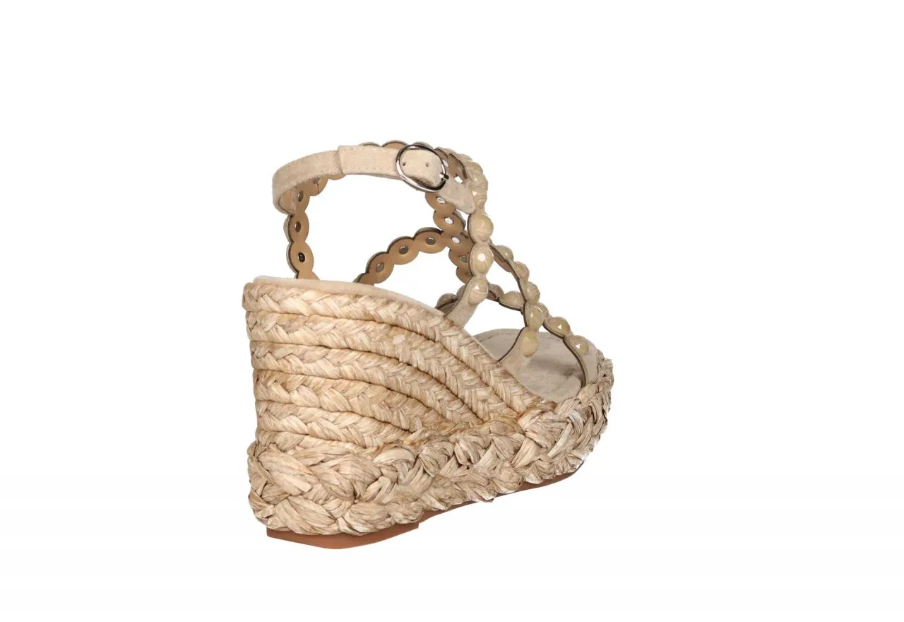 Sandalia Nobuck Taupe Tiras Tachas Redondas CuÑa Alta Esparto