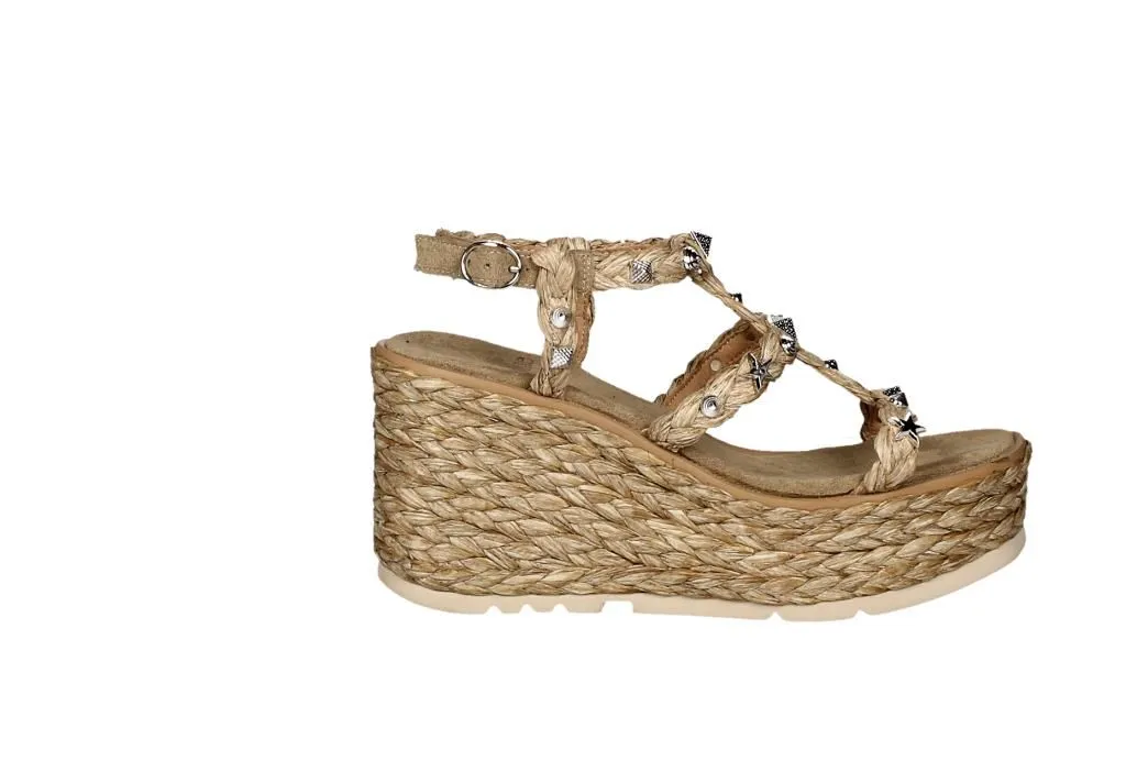 Sandalia Nobuck/rafia Taupe Tiras Tachas y Estrellas Plata CuÑa Alta