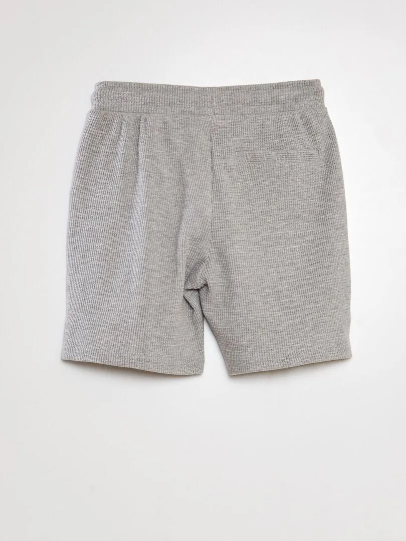 SHORT DE NIDO DE ABEJA  GRIS