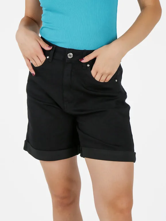 Solada Pantalón corto de mujer negro con puños.