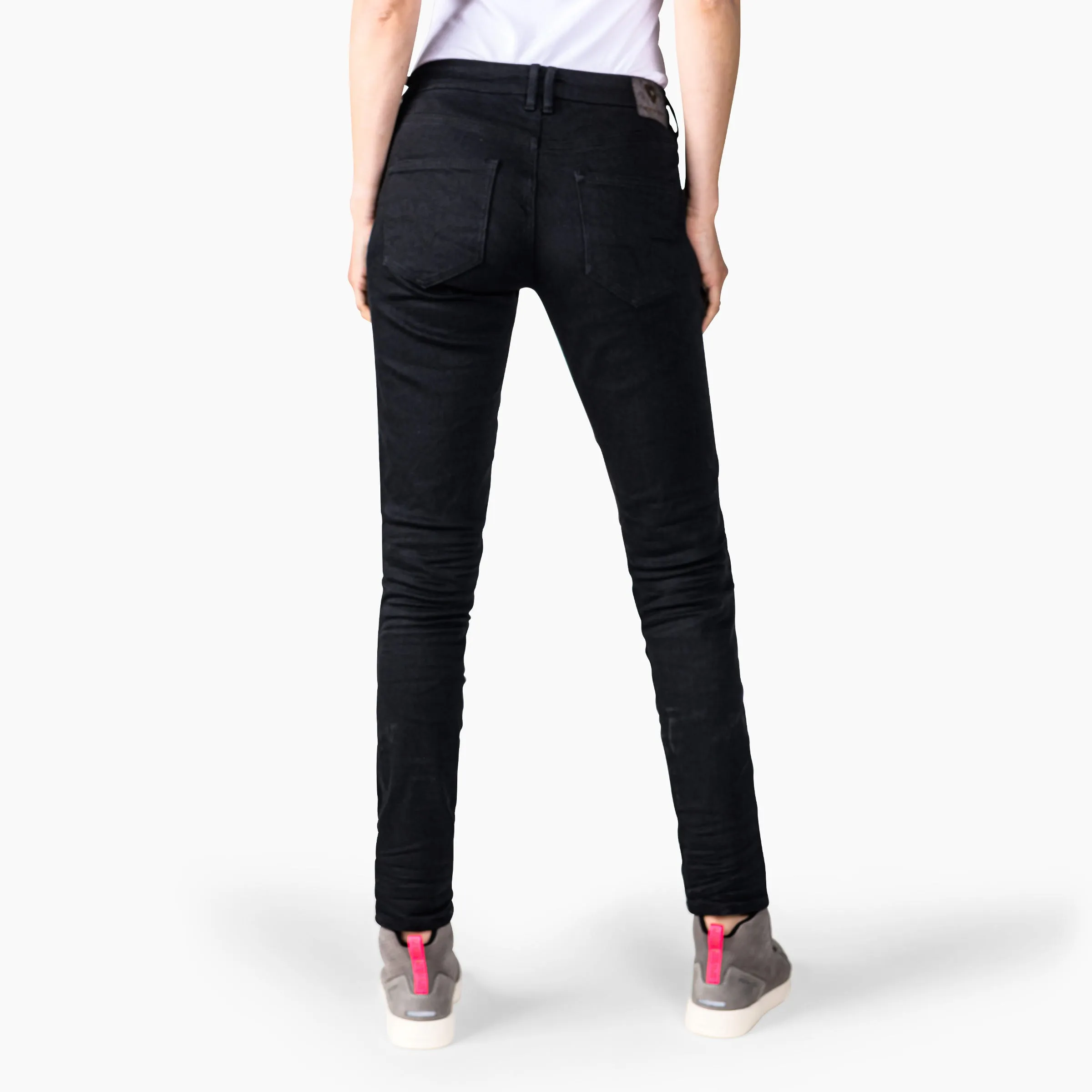 Vaquero de moto atemporal Skinny Fit, específico de mujer, para combinar en tus salidas urbanas.