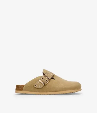 Zuecos planos beige con hebilla y tachas