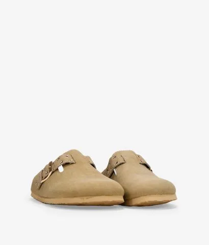 Zuecos planos beige con hebilla y tachas