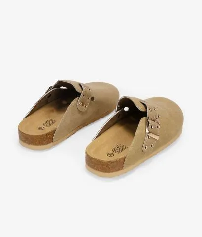 Zuecos planos beige con hebilla y tachas